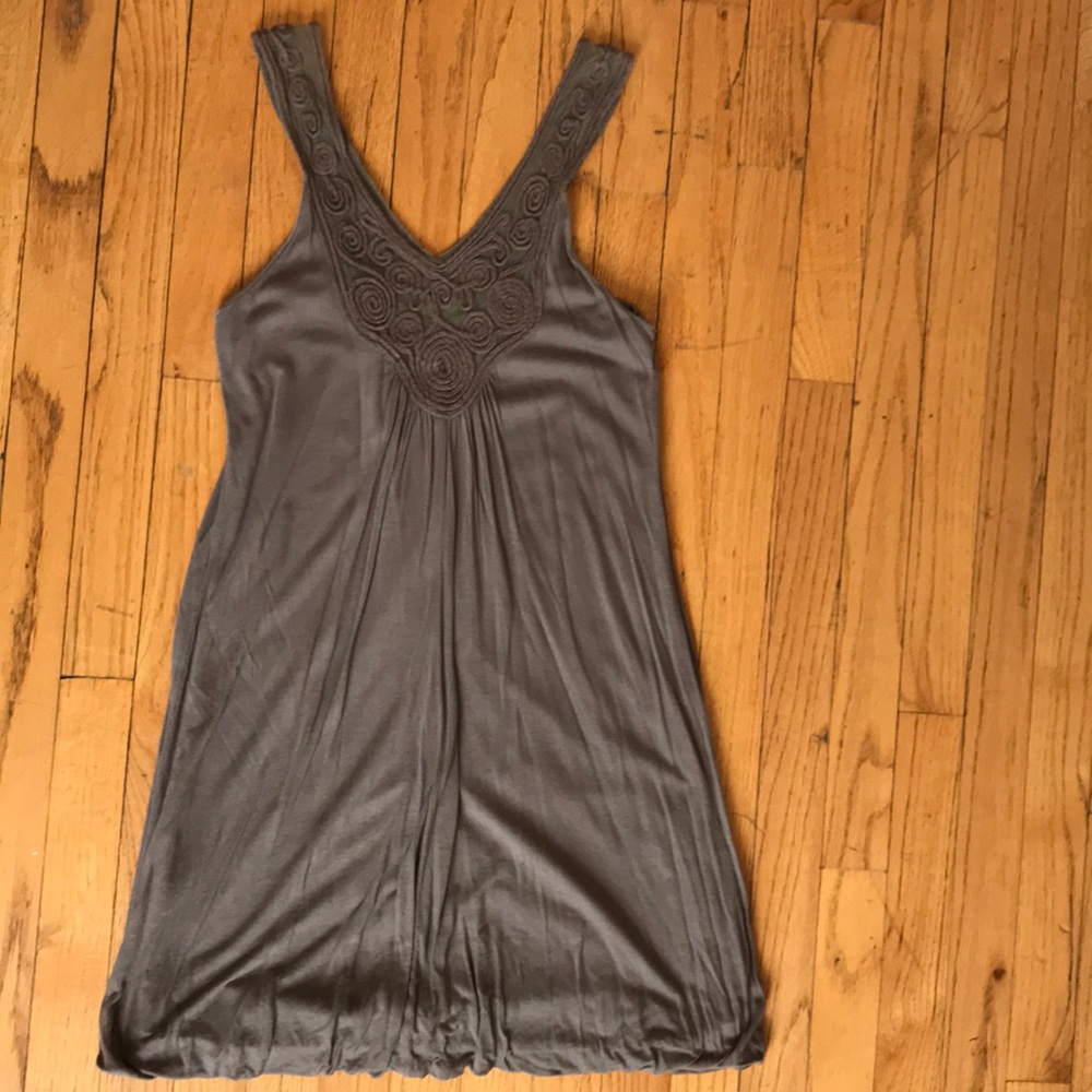 V-neck strapless dress with cute design.